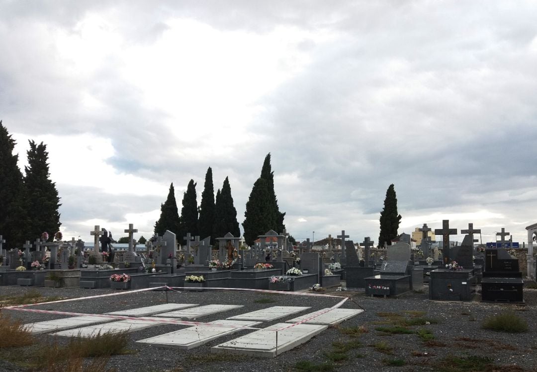 Ocho sepulturas vacías en el cementerio municipal de Cuéllar