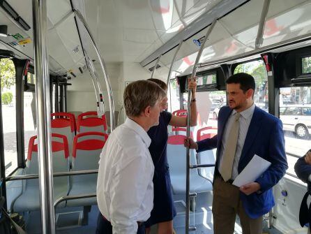El alcalde Santisteve ha probado el bus eléctrico