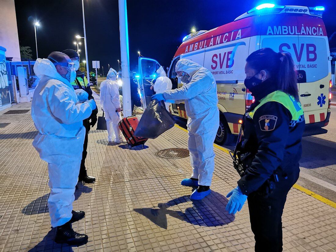 Una agente de la Policía Local de Gandia en un servicio de ayuda a los sanitarios