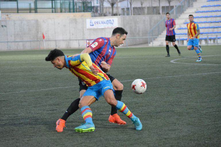 Kike Tortosa lucha por un balón 