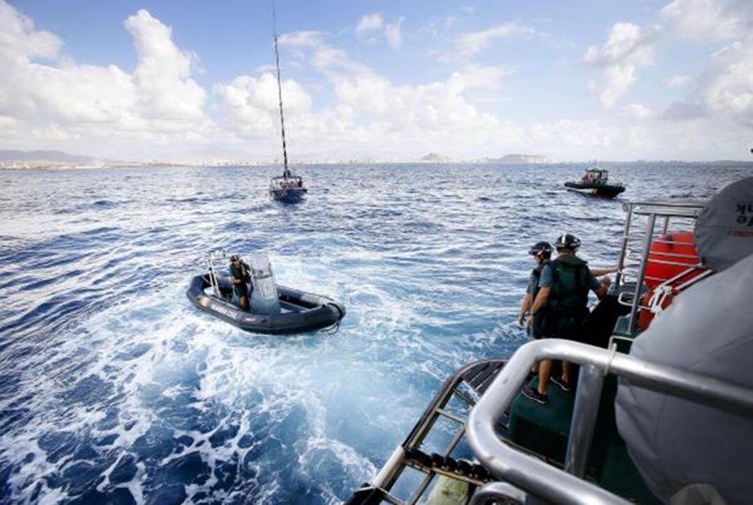 Agentes de la Guardia Civil del Mar inspeccionan un velero, dentro del dispositivo de control de embarcaciones de recreo (archivo)