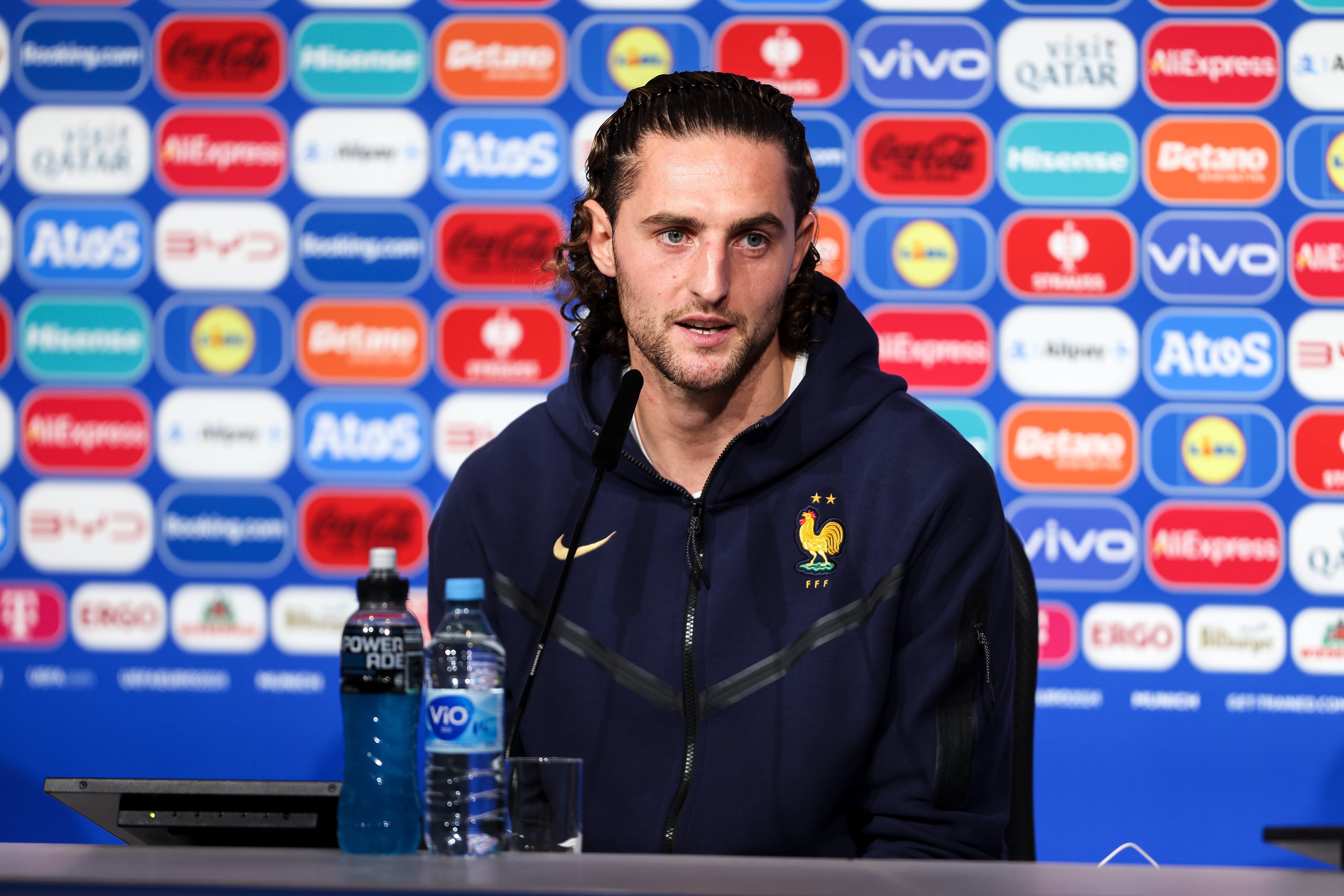 Adrien Rabiot, jugador de la selección francesa, en rueda de prensa.