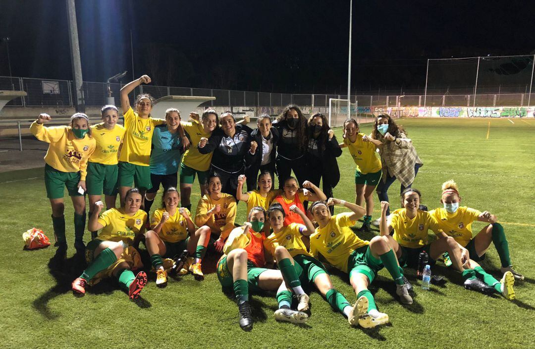 El equipo celebra la victoria tras el encuentro