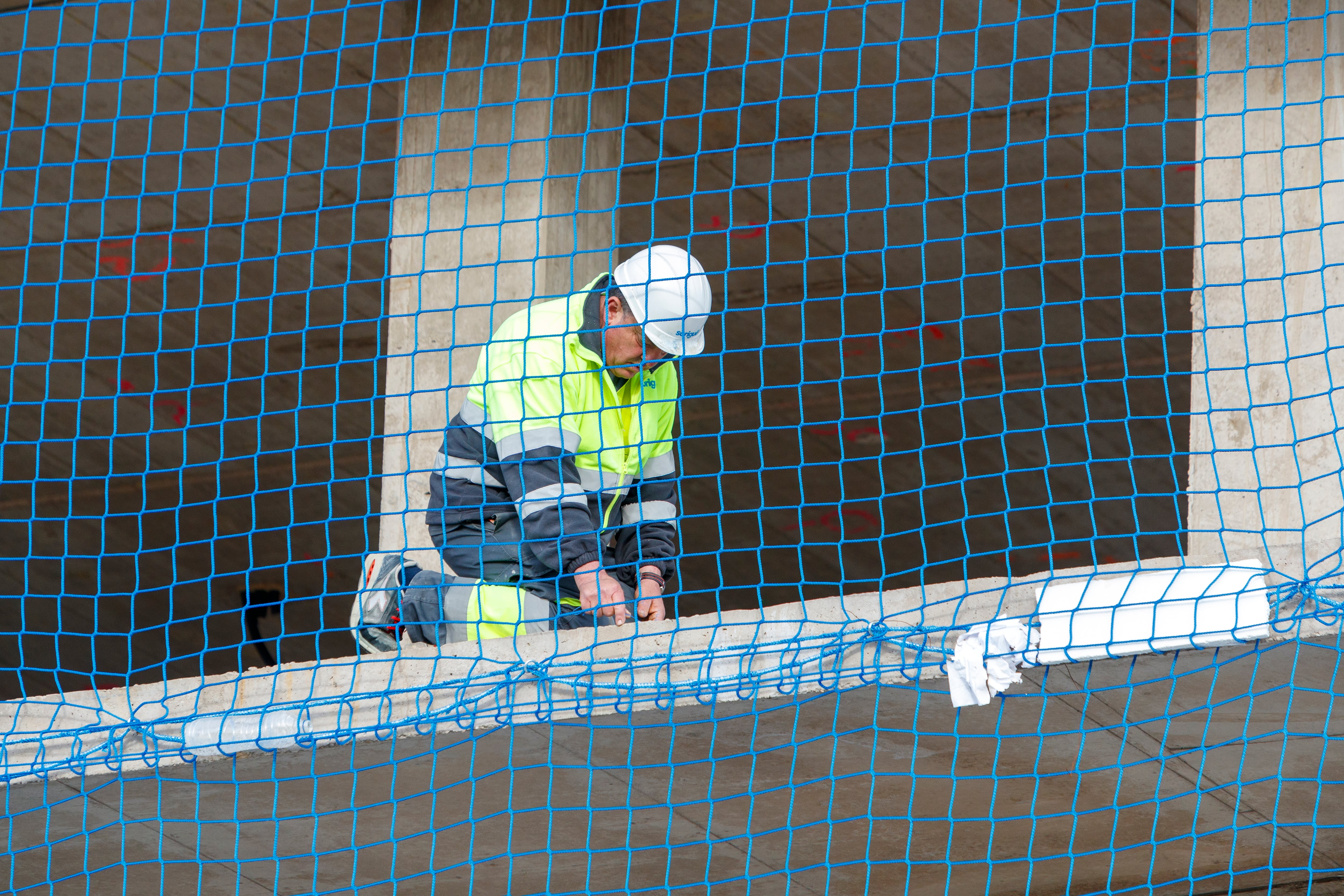 ZARAGOZA, 02/04/2024.- Un obrero trabaja en la construcción de un edificio en Zaragoza, este martes. España roza los 21 millones de personas ocupadas, tras crear 193.585 empleos en el mes de marzo, gracias al tirón de la hostelería pese al mal tiempo registrado esta Semana Santa. EFE/ Javier Belver
