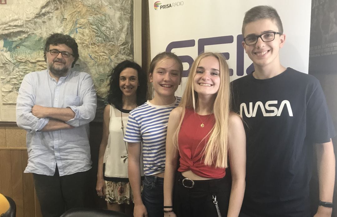 Pablo Pérez, Maribel León, Olivia Moreno, Esther Benito y Javier Alvarado en los estudios de SER Cuenca.