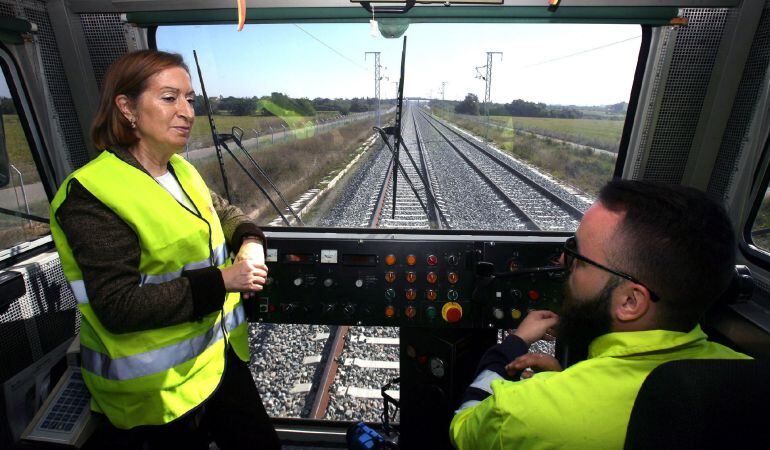 La ministra, Ana Pastor, a la cabina d&#039;una màquina, durant la visita d&#039;obres a Cambrils.  