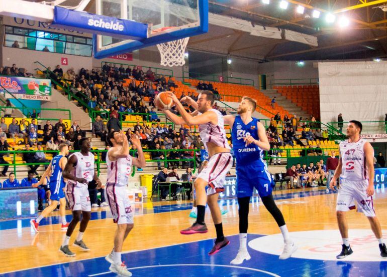 Una gran segunda mitad del Club Ourense Baloncesto, le lleva a la quinta victoria consecutiva en el Pazo, frente al Sammic por 77 a 65