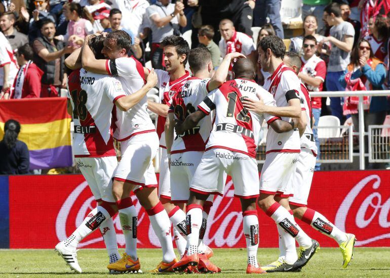 Los jugadores del Rayo Vallecano felicitan a Antonio Amaya tras conseguir el primer gol ante el Almería