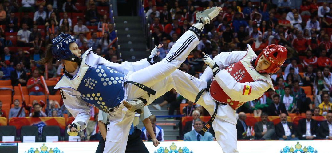 Marta Calvo (rojo) en un combate de 2015 contra la turca Yamam, su principal rival en los mundiales de Manchester.