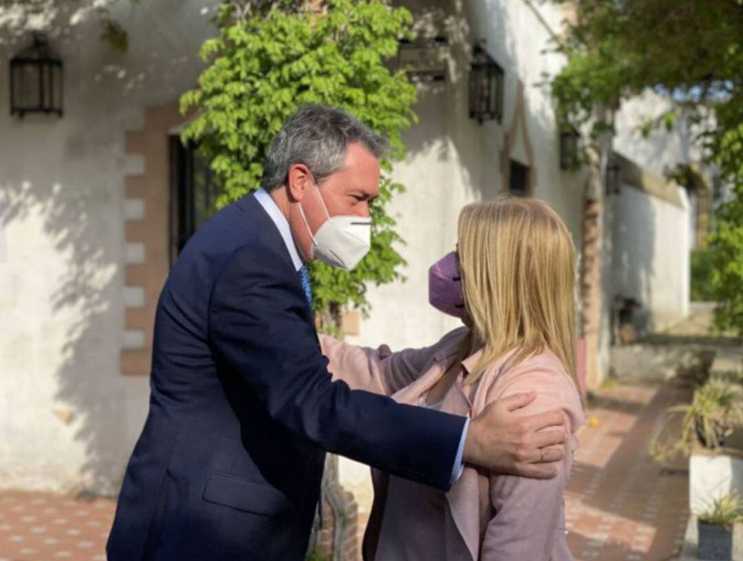 Juan Espadas y Mamen Sánchez durante una visita a Jerez