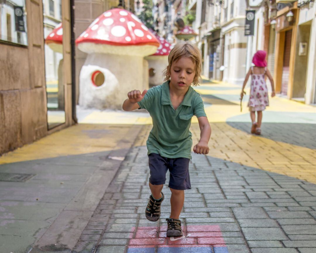 Un niño juega en una zona de la calle de las setas