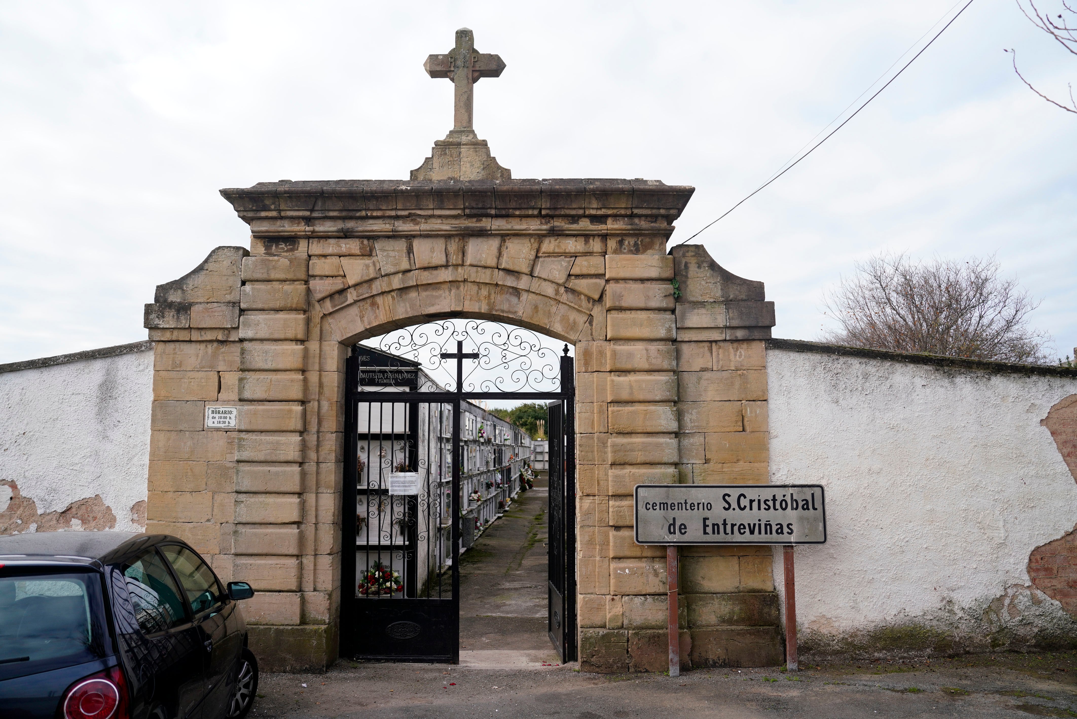 Vista de la entrada del cementerio de La Carriona donde yacía el ataúd de la madre del hombre detenido en Avilés el pasado sábado por tras extraerlo y llevarlo a su domicilio.