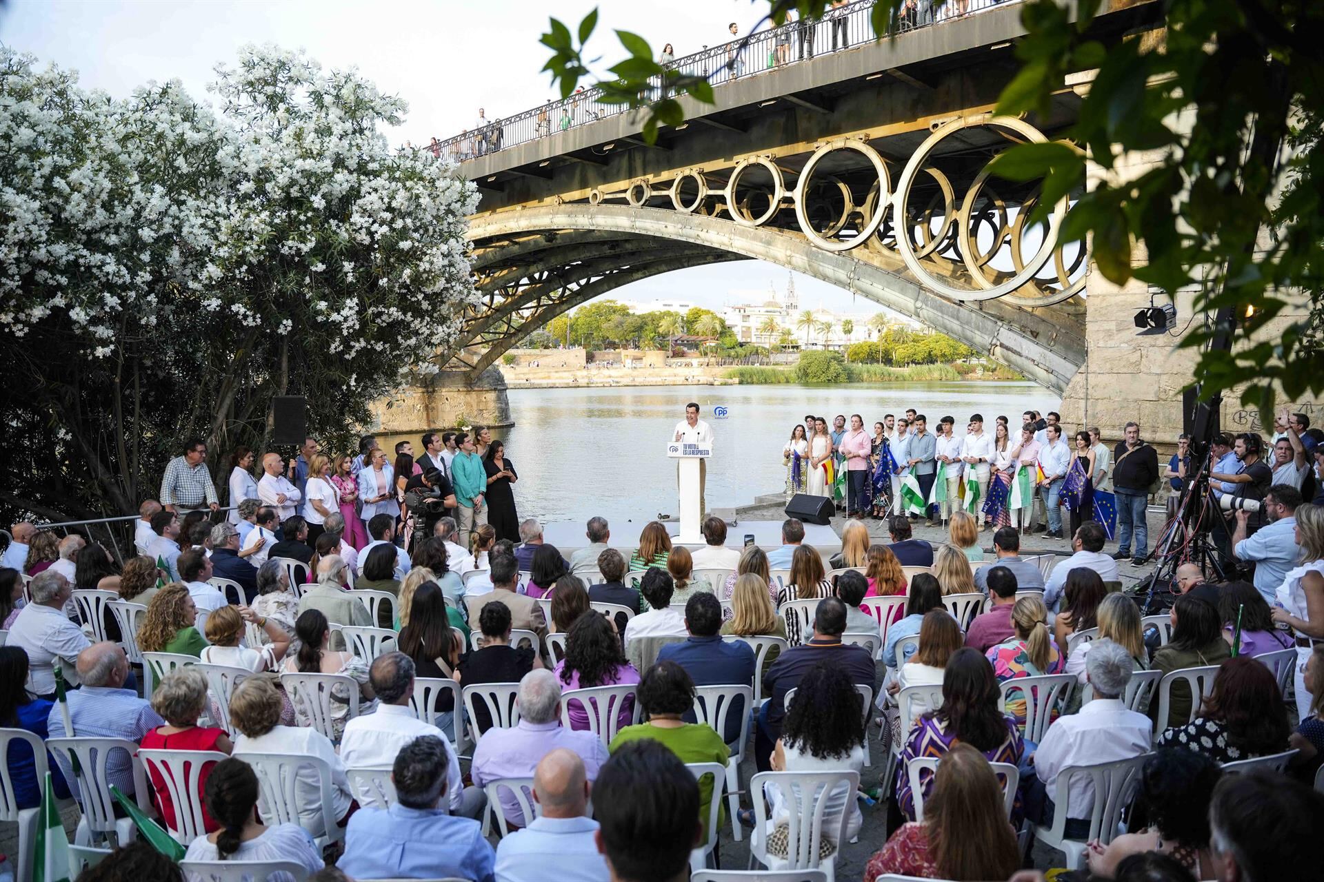 Archivo - El presidente de la Junta de Andalucía, Juanma Moreno, interviene durante el acto regional de cierre de campaña del 9J del PP-A en el Paseo Nuestra Señora de la O, a 7 de junio de 2024 en Sevilla (Foto de archivo).- Joaquin Corchero - Europa Press - Archivo