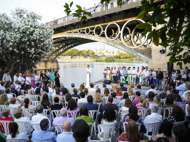 Archivo - El presidente de la Junta de Andalucía, Juanma Moreno, interviene durante el acto regional de cierre de campaña del 9J del PP-A en el Paseo Nuestra Señora de la O, a 7 de junio de 2024 en Sevilla (Foto de archivo).- Joaquin Corchero - Europa Press - Archivo