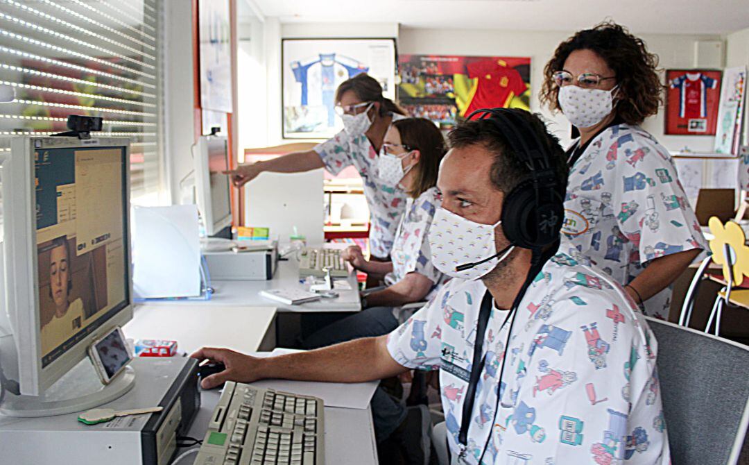 Mediante videollamadas,realizadas diariamente por los profesores del aula hospitalaria, los pequeños con enfermedad crónica pueden continuar sus estudios desde casa