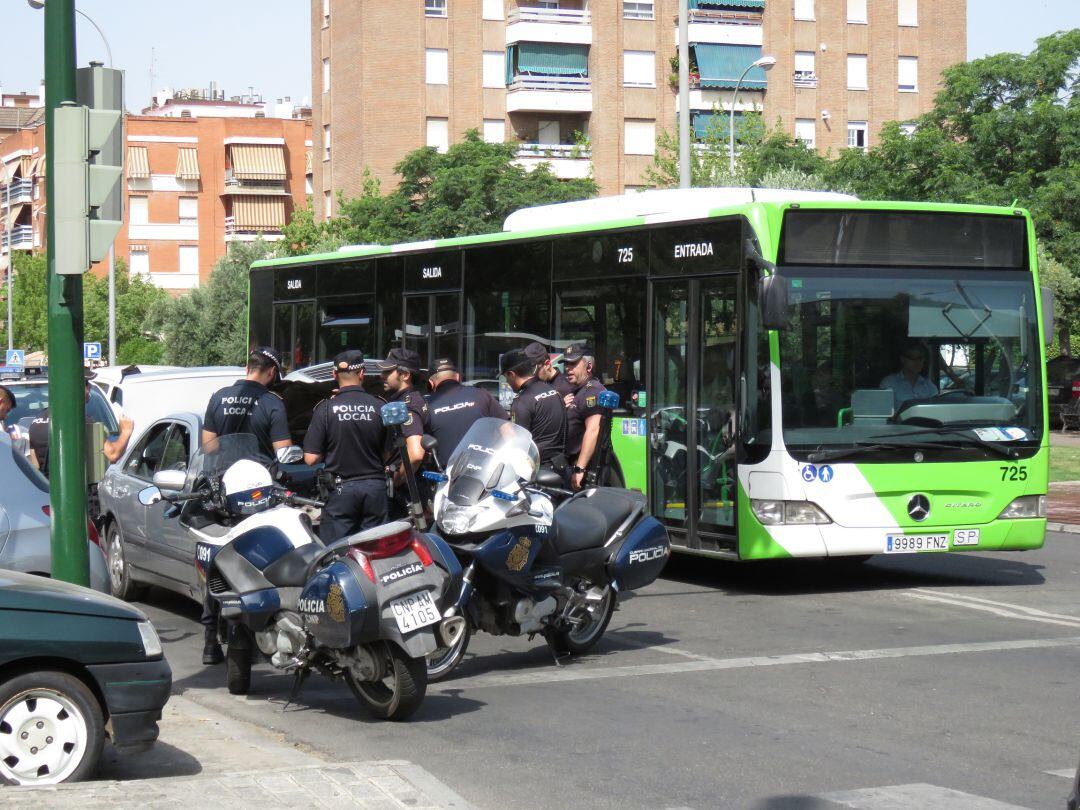 Imagen de archivo de una intervención de la Policía Local de Córdoba 