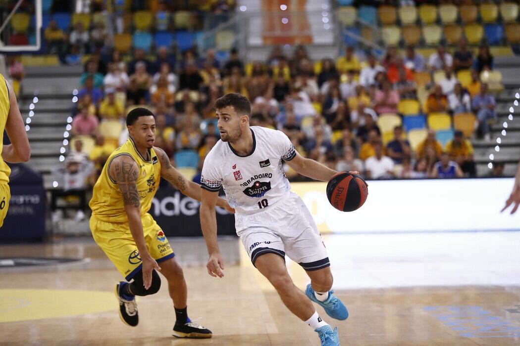 Roko Badzim sube el balón ante AJ Slaugther (acb Photo / M. Henríquez)