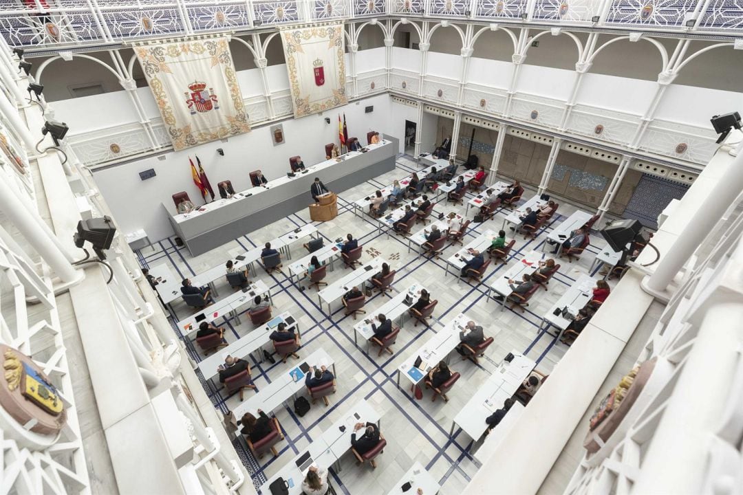 Imagen de una sesión plenaria en el patio de los Ayuntamientos 