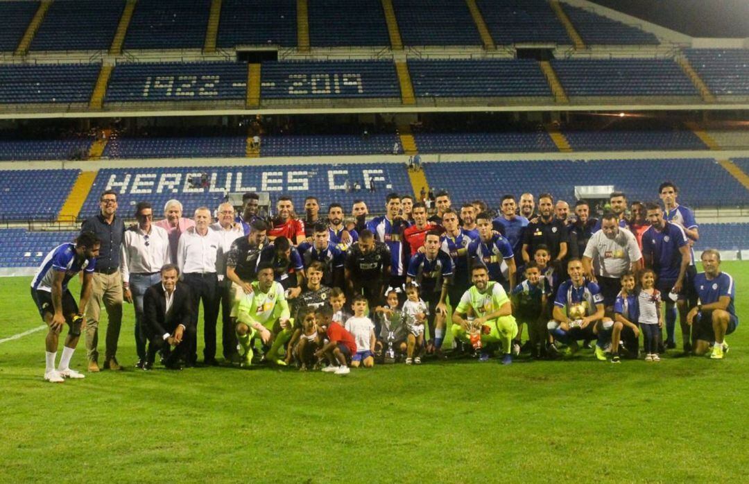 Los jugadores posan con el trofeo Ciudad de Alicante