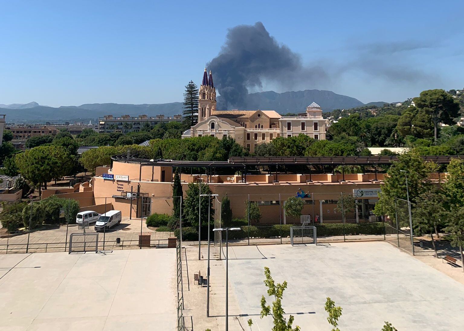 La columna de humo que ha provocado el incendio en Ador era visible desde varios puntos de la comarca.