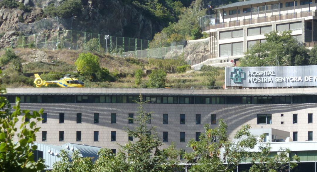 Hi ha una persona a planta, i dues més a la Unitat de Cures Intensives, una d'elles requereix ventilació mecànica