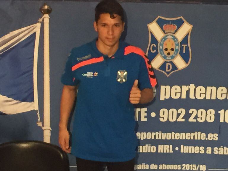 El centrocampista Tomás Martínez, en su presentación como jugador blanquiazul
