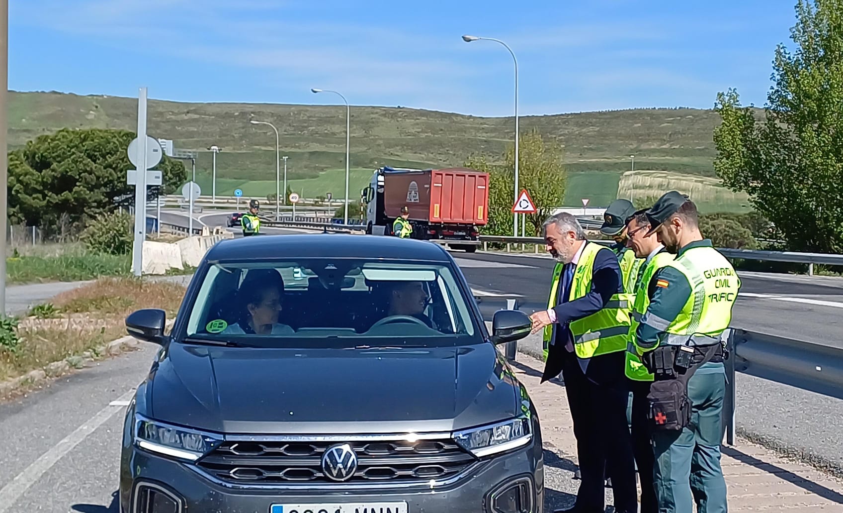 El subdelegado apuesta por acercar y explicar las nuevas tecnologías aplicadas a la conducción con campañas específicas, sobre todo dirigidas a mayores y personas con discapacidad