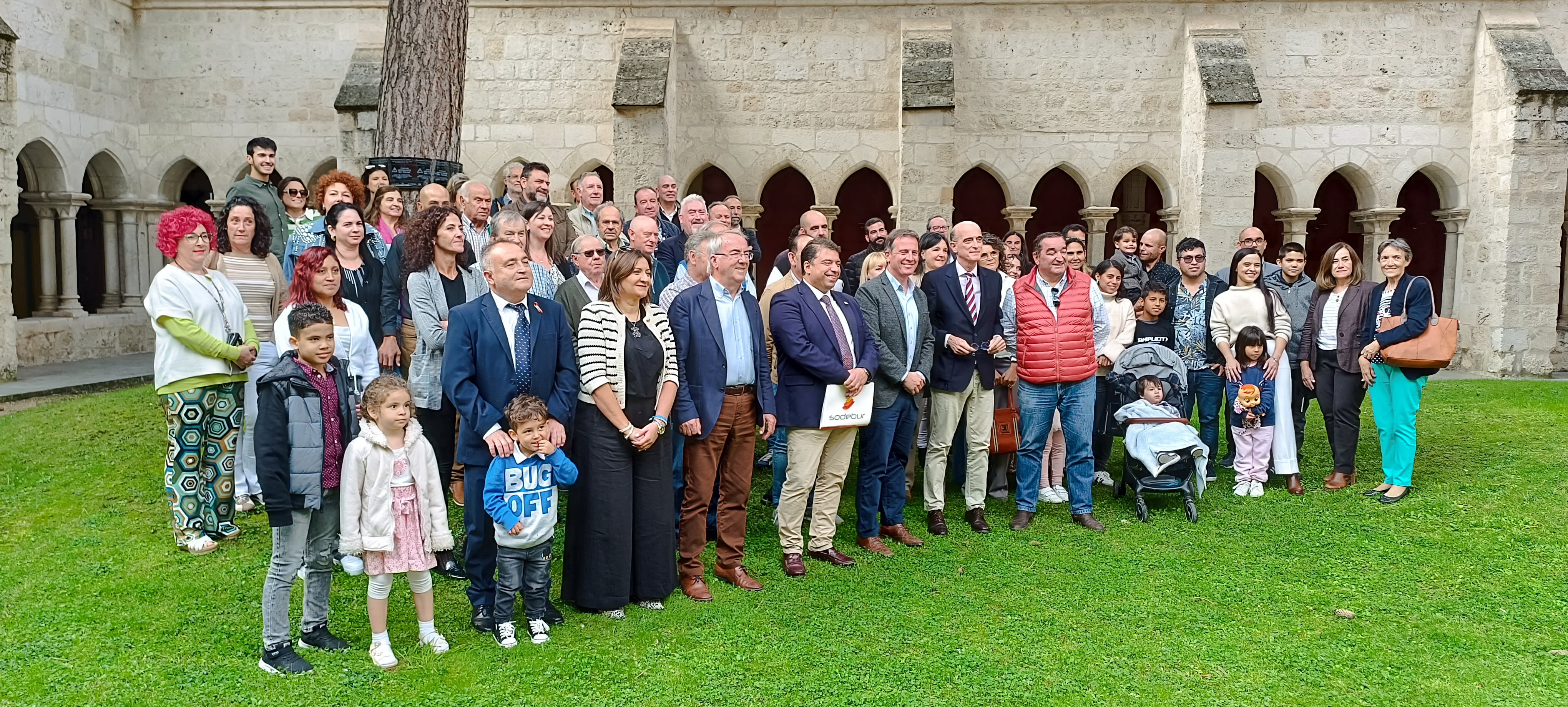 Representantes de los pueblos que han acogido nuevas familias y miembros de la Diputación de Burgos y Sodebur