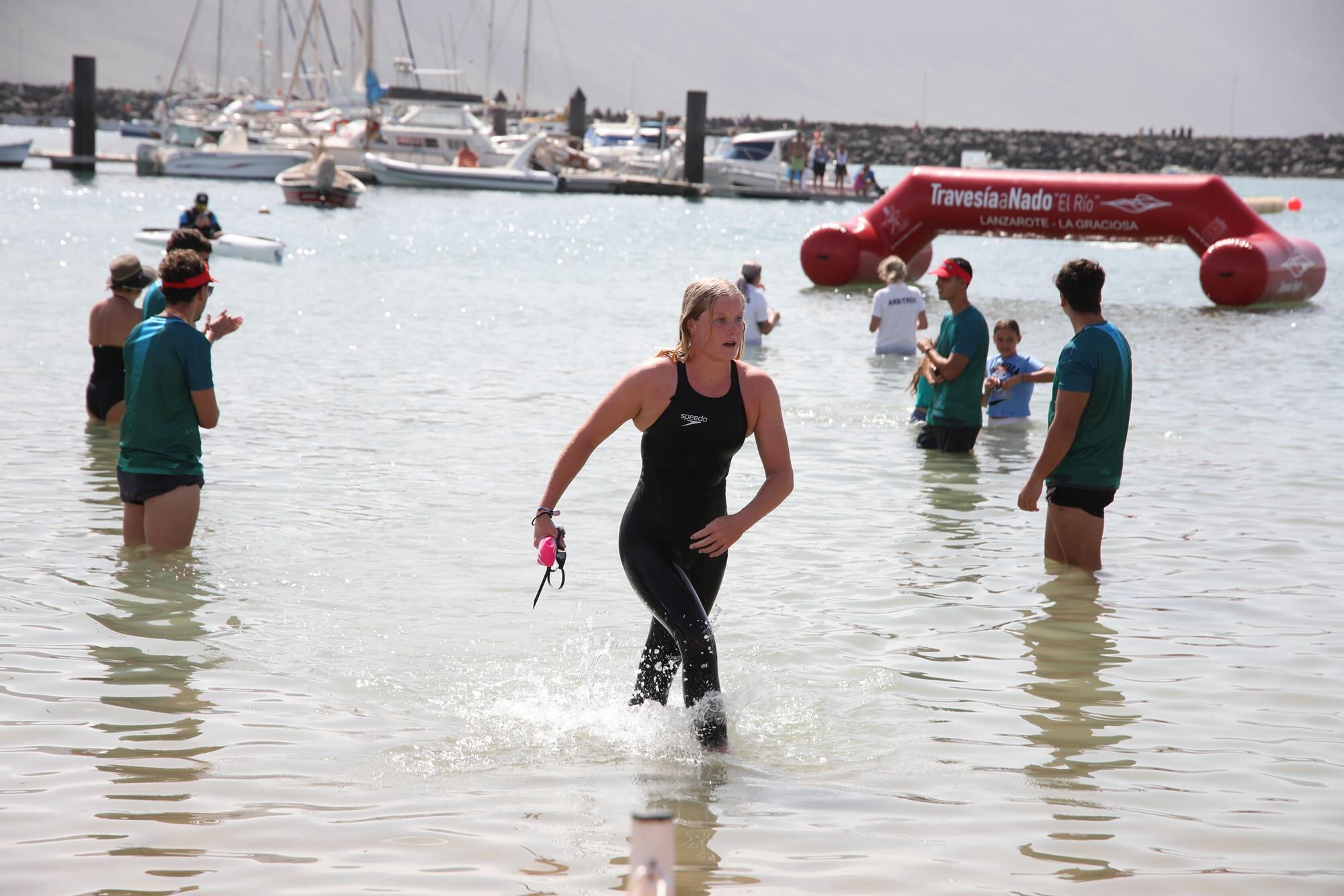 Kennedy Hope Denby entrando en meta, en La Graciosa.