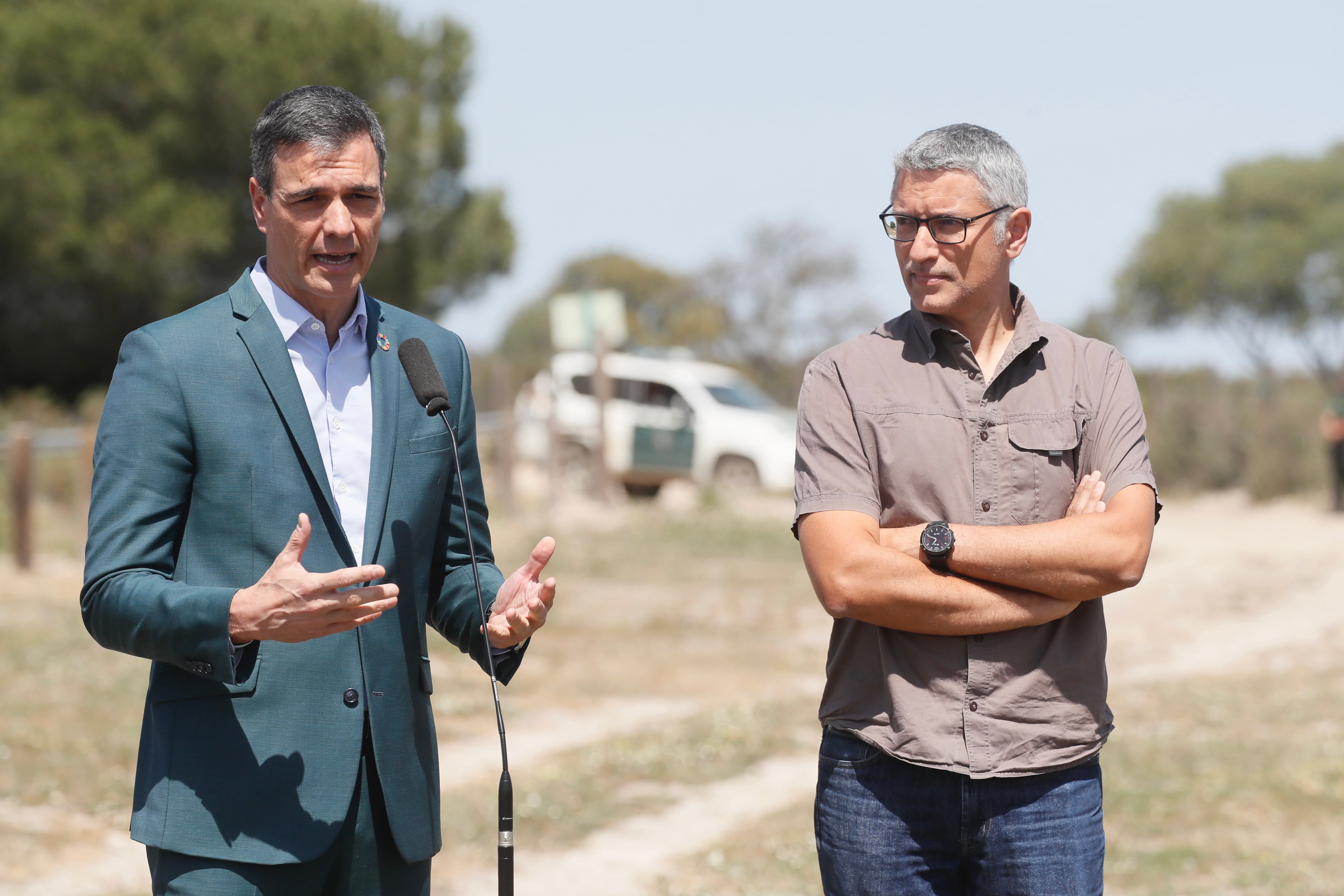 El presidente del Gobierno, Pedro Sánchez, acompañado por el director de la Estación Biológica de Doñana, Eloy Revilla, en su visita al Parque Nacional de Doñana