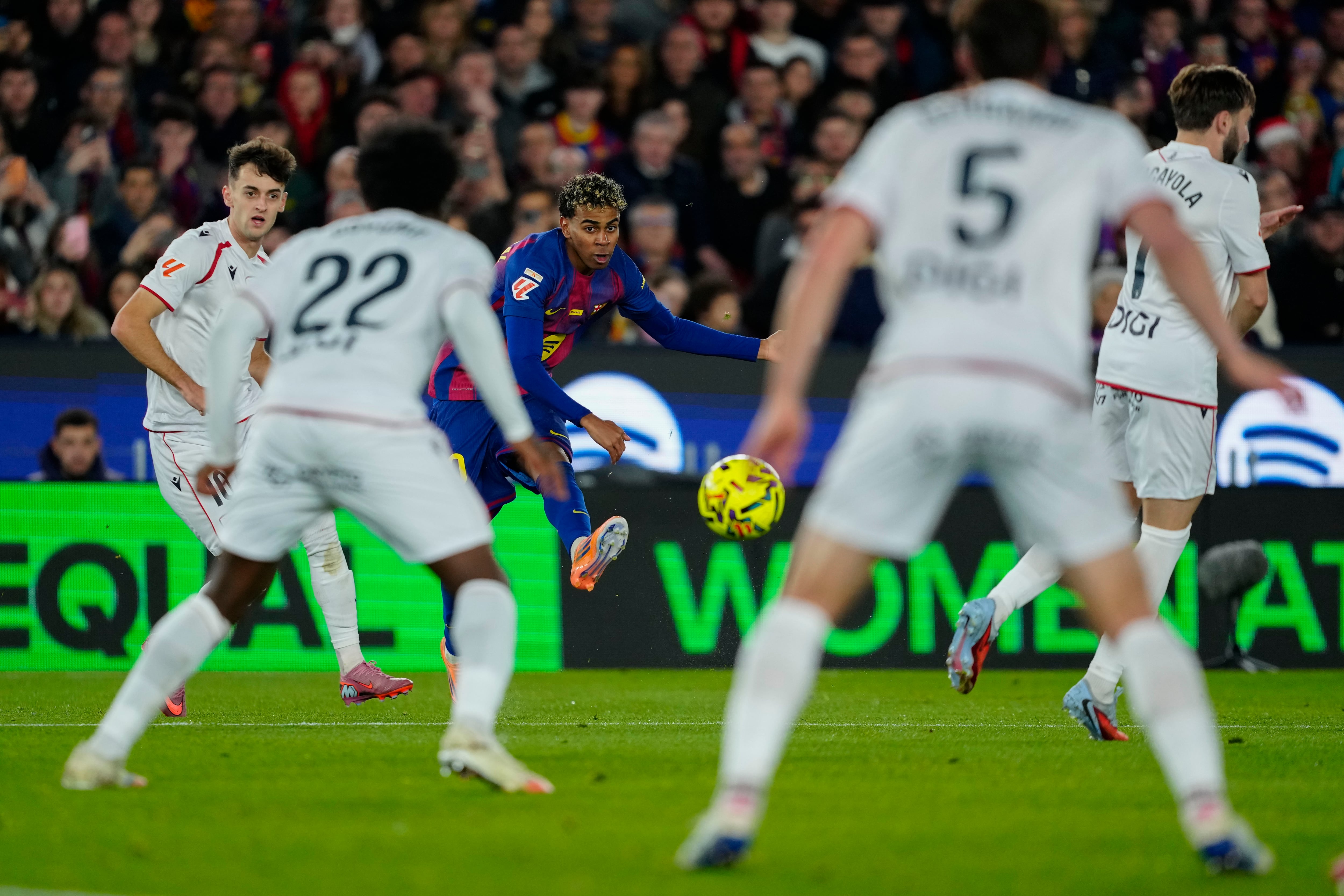 El extremo del Barça Lamine Yamal rodeado de jugadores de Osasuna en el Camp Nou