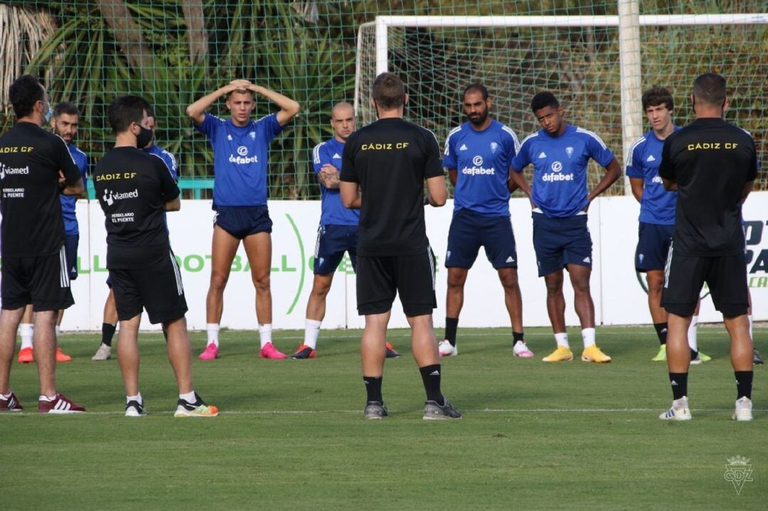 Los jugadores del Cádiz escuchan las palabras de cervera durante un entrenamiento en Marbella