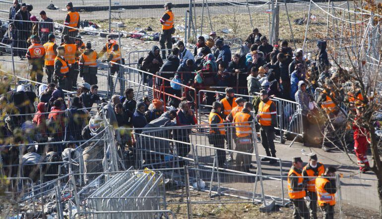 Refugiados esperan para cruzar la frontera entre Eslovenia y Austria en Sentilj, Eslovenia