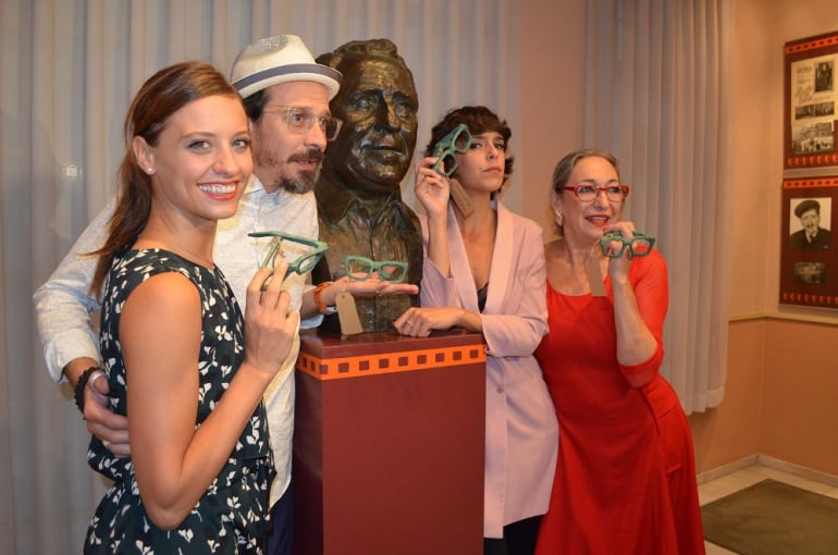 Los actores galardonados, junto al busto de Paco Martínez Soria