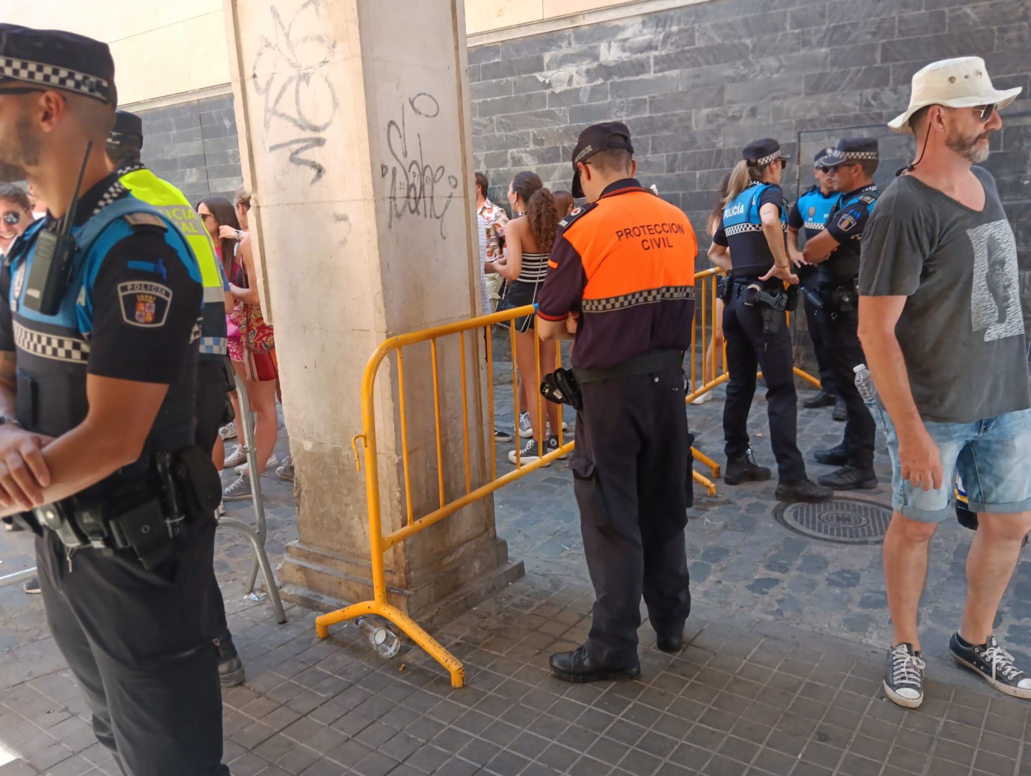 La Policía Local con el apoyo de los voluntarios de Protección Civil controlaron  el aforo de la Plaza del Trigo en los conciertos diurnos