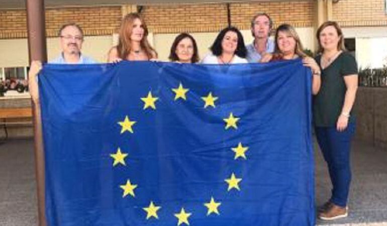 Profesorado del IES Jándula sujetan una bandera de europa (imagen de archivo)