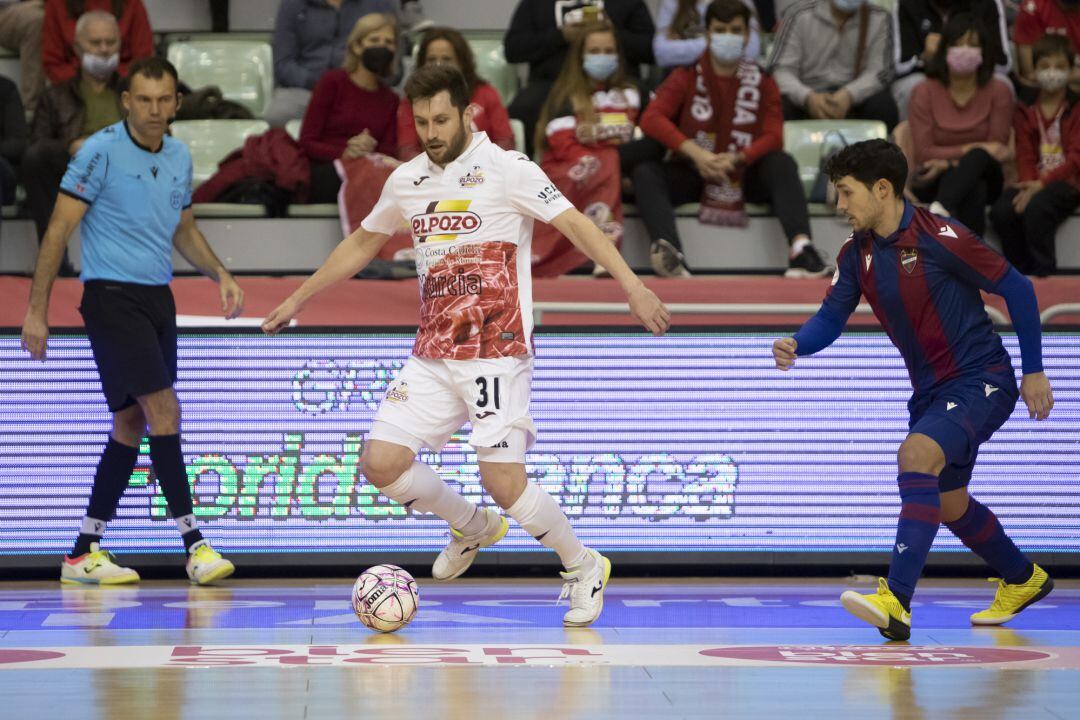 Gadeia controla un balón en ElPozo Murcia-Levante