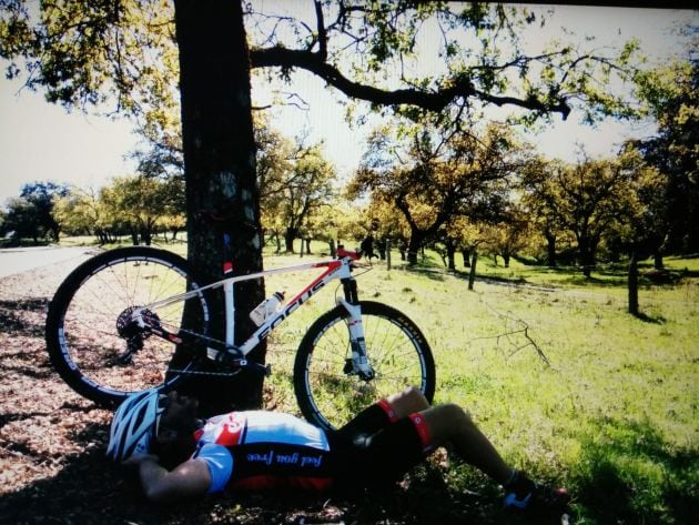 José Juan Luque durante un descanso en la ruta entre Cardeña y Montoro