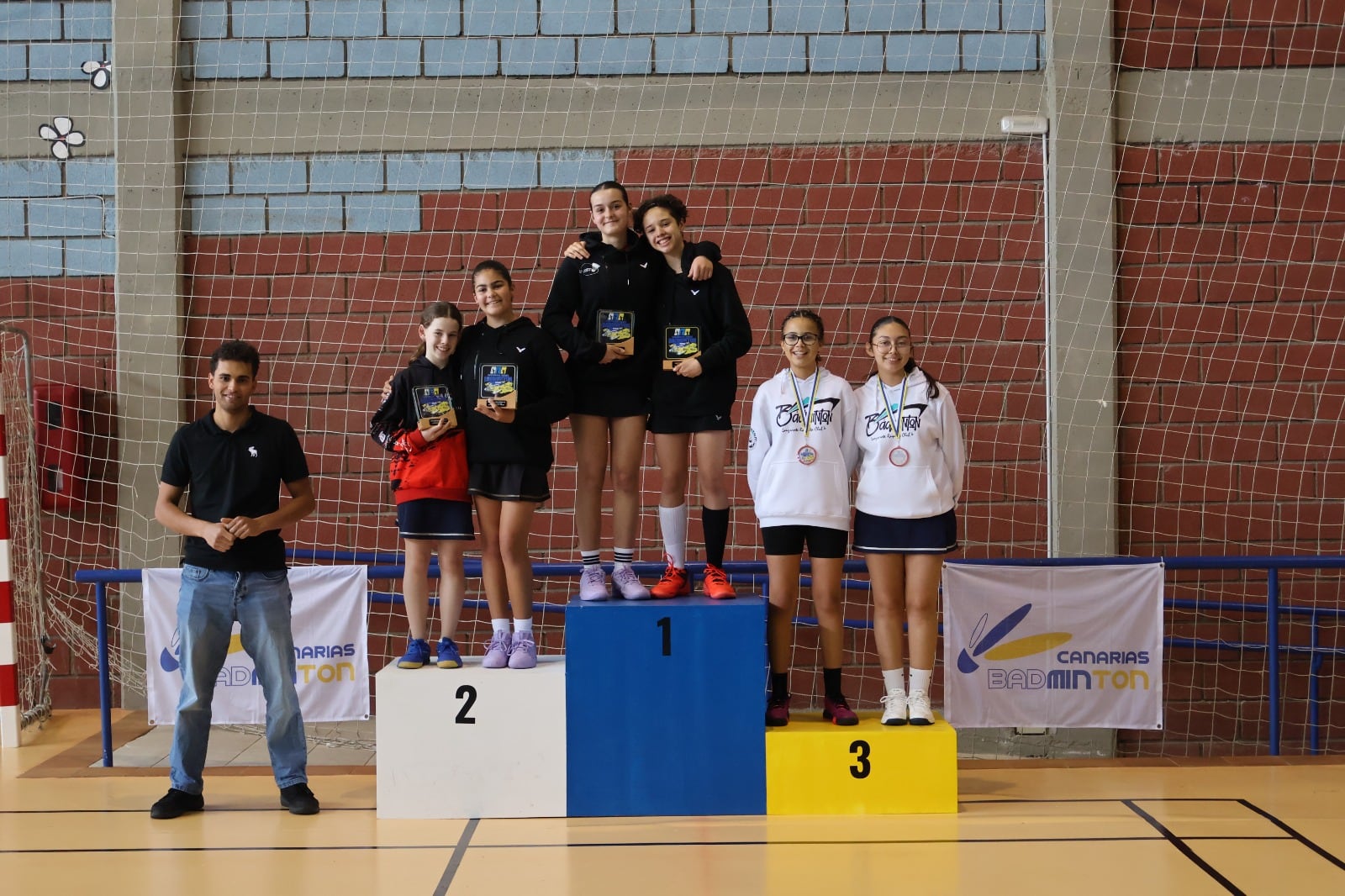 Jugadoras del Auria Bádminton Club en el podio femenino del Campeonato de Canarias Sub´15 y Sub´17.