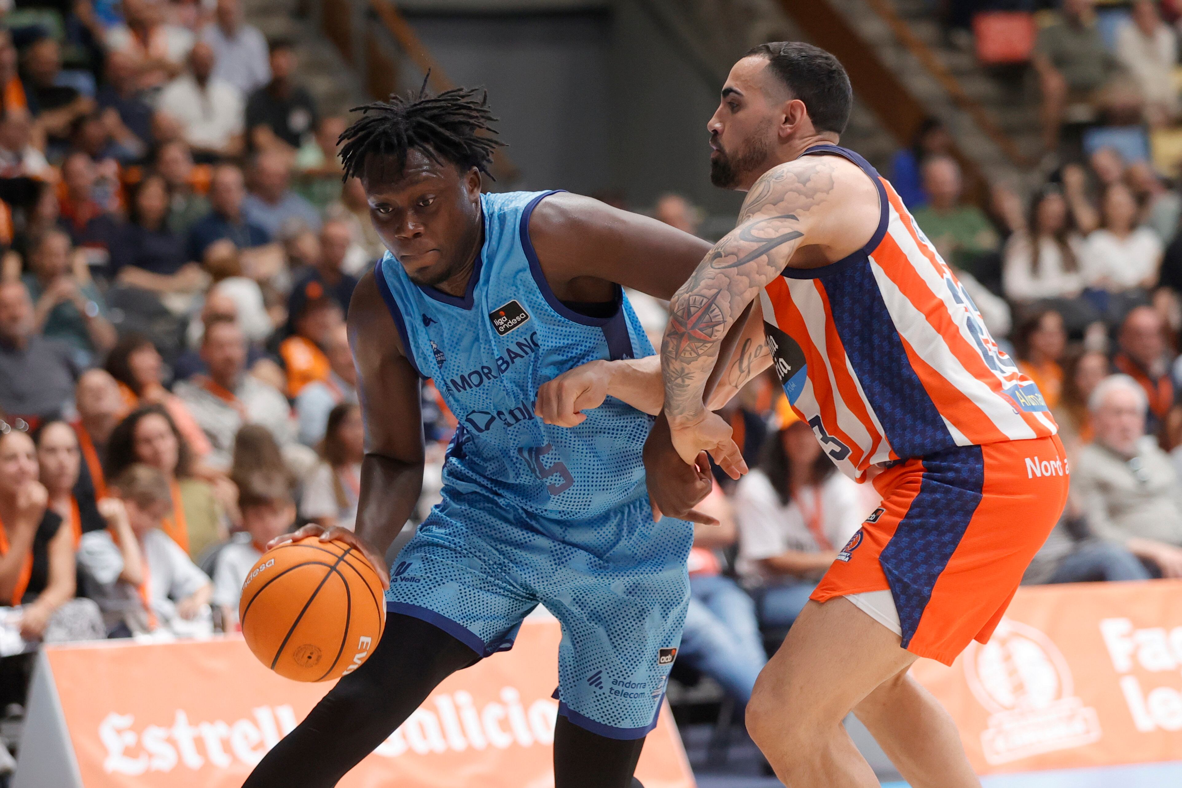 Sekoun Doumbouya davant el jugador del Leyma Bàsquet Corunya, Yunio Barrueta, durant el partit corresponent a la 33 jornada de la Lliga Endesa aquest dissabte al Coliseum de La Corunya.