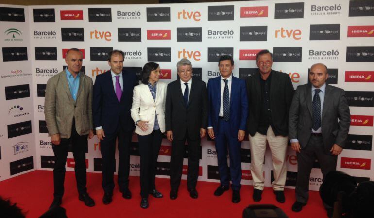 El presidente de Egeda, Enrique Cerezo, en el centro de la imagen, junto a parte de las autoridades que han asistido al acto de presentación en el Teatro de la Maestranza, entre ellos el delegado municipal de Cultura, Antonio Muñoz -primero por la izquier