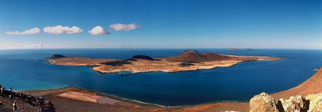 Vista de la isla de La Graciosa y parte del Archipiélago Chinijo desde el Mirador del Río.