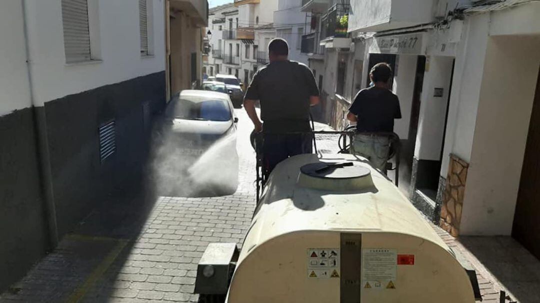 Dos personas desinfectan las calles de La Iruela.