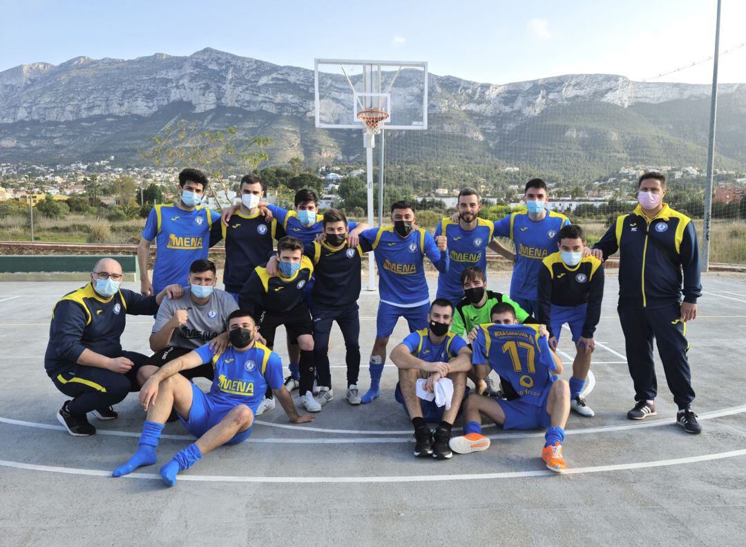 El equipo celebrando el triunfo.