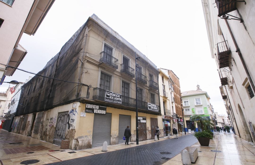 Edificio en ruinas frente al Palau Ducal
