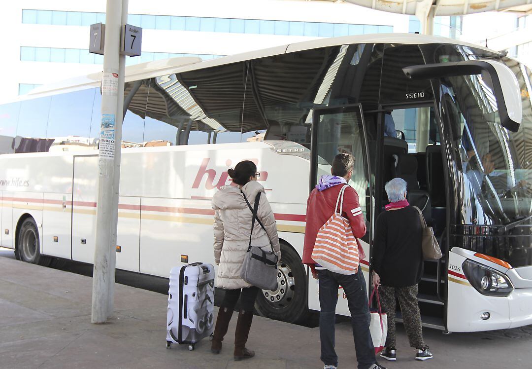 Viajeros en la estación de autobuses de Castellón