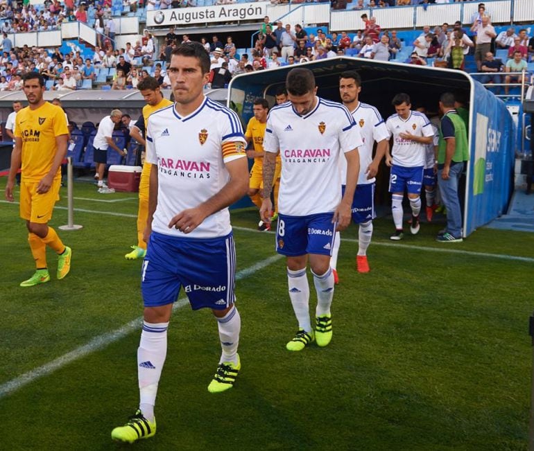 Alberto Zapater saltó el primero al césped de la Romareda para jugar contra el UCAM Murcia