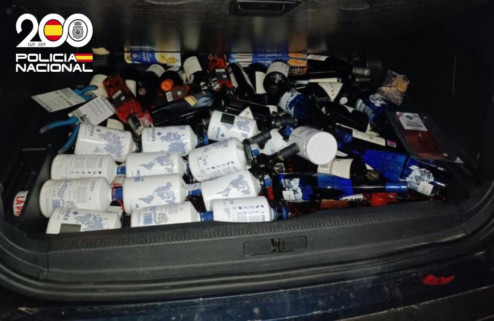 Detenidos por la Policía Nacional dos hombres que sustrajeron en supermercados de Burgos botellas de bebidas alcohólicas por valor de 1.400 euros