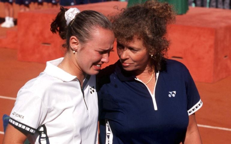 Martina Hingis llora desconsolado junto a su madre y entrenadora, Melanie Molitor.