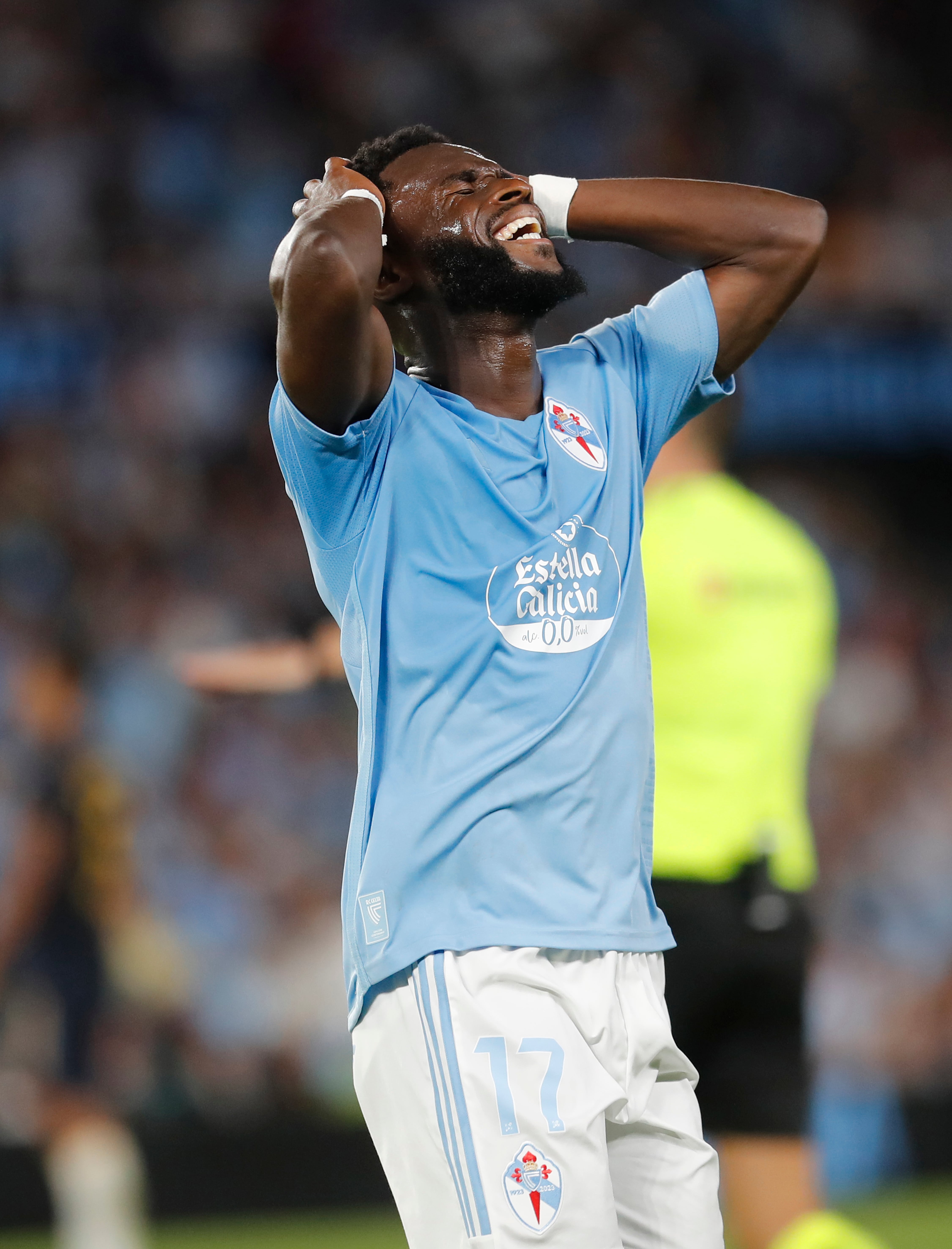 VIGO (GALICIA), 25/08/2023.- El delantero costamarfileño del Celta de Vigo, Jonathan Bamba se lamenta por una ocasión perdida durante el partido correspondiente a la Jornada 3 de LaLiga que enfrenta este viernes al Celta de Vigo y Real Madrid en el estadio de Balaídos, en Vigo. EFE/Lavandeira
